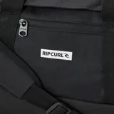 Bolso de viaje tipo duffle color negro, marca Rip Curl, modelo Packable Duffle de 35 litros.