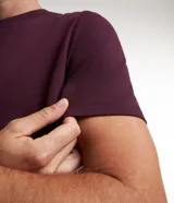 Remera azul marino de algodón, con cuello redondo y mangas cortas.