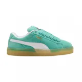 Championes Puma Suede XL color verde agua con franja lateral blanca, cordones y detalles en dorado, y suela de goma color caramelo.