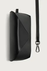 Funda para gafas de cuero negro con acabado abatanado, compartimento con cierre de botón a presión, pasador para cinturón y asa de mano.