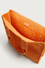 Bolso tipo shopper de color naranja con acabado trenzado y diseño estructurado. Cuenta con compartimento principal y dos asas cortas de mano.