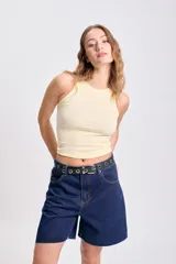 Musculosa amarilla de algodón con textura rib y efecto lavado.