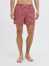 Short de baño Jack & Jones con diseño de rayas verticales rojas y blancas, estampado con pequeños veleros oscuros. Cuenta con cintura elástica con cordón ajustable, bolsillos laterales y un bolsillo trasero.