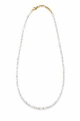 Gargantilla de cuentas de cristal transparente con cadena de alargue dorada y dije de corazón pequeño.