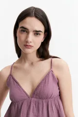 Musculosa de tiras finas color crema, con escote en V y vuelo en la base.