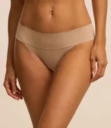 Kit de dos bombachas bikini hilo sin costuras, confeccionadas en poliamida, con lateral mediano. Incluye una bombacha color blanco y una color beige.