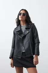 Campera biker de cuero sintético en color negro, con cierre diagonal, solapas amplias y herrajes metálicos plateados.