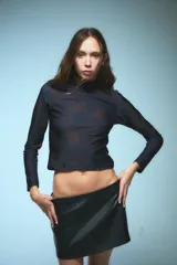 Polera de cuello alto y manga larga, confeccionada en lycra con estampado de dragones en tonos oscuros.