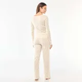 Conjunto de pijama de dos piezas en color blanco con estampado floral pequeño. Incluye una remera de manga larga con botones frontales y un pantalón largo de corte recto, ambos confeccionados en tejido de punto calado.