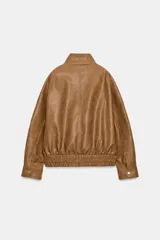 Chaqueta bomber ZW Collection confeccionada en tejido efecto piel de color marrón. Cuenta con cuello subido, manga larga con puño y botón a presión, bolsillos delanteros y bajo recto elástico. Cierre frontal cruzado con botones a presión.