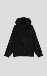 Hoodie oversize de textura de corderito sintético en color negro, con capucha ajustable y bolsillo canguro frontal.