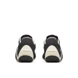 Zapatillas de perfil bajo con diseño retro, confeccionadas en una combinación de gamuza y malla transpirable. Presentan un diseño lateral distintivo con textura de puntos y suela de goma con refuerzo en el talón.