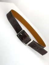 Cinto de cuero genuino color chocolate con textura tipo reptil, costuras a la vista y hebilla rectangular de metal en tono bronce envejecido.