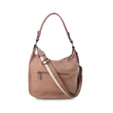 Bandolera morral color marrón, con asa de hombro y correa regulable. Cuenta con un bolsillo frontal con cierre y otro bolsillo trasero con cierre.