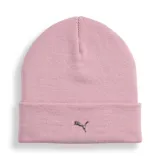 Gorro tipo beanie de punto acanalado en color rosa, con diseño de vuelta y logo metálico de Puma en la parte frontal.