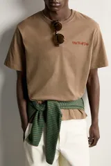Camiseta regular fit de color marrón, con cuello redondo, manga corta y texto bordado a contraste en el pecho.