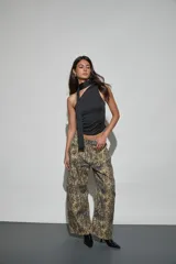 Jeans de corte wide leg con estampado animal print tipo leopardo y acabado desgastado.