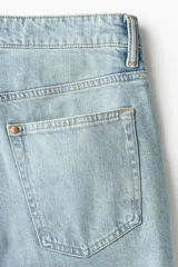 Short de denim de algodón de cinco bolsillos, color celeste claro, con ligero stretch y vuelta cosida en el bajo.