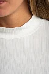 Polera de manga larga con cuello alto, confeccionada en tejido de punto acanalado. Presenta un diseño ajustado al cuerpo con puños definidos.