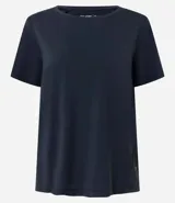 Remera deportiva de manga corta con cuello redondo, confeccionada en poliamida y elastano. Presenta un diseño liso con detalle de recorte en la espalda.