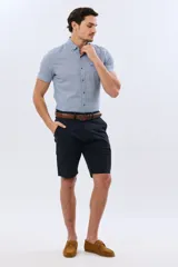 Bermuda cargo de gabardina en color gris oscuro, corte recto, con bolsillos laterales con solapa y cierre de botones y cremallera.