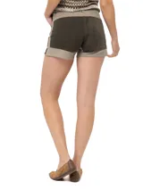 Short color beige con bolsillos frontales de gamuza color verde oscuro. Cuenta con cierre frontal con botón y trabillas para cinturón.