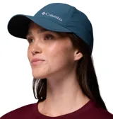 Gorra técnica azul con perforaciones láser transpirables y visera curvada. Incorpora tecnologías Omni-Shield y Omni-Wick para repeler líquidos y absorber el sudor, con cierre posterior ajustable de velcro.