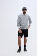 Sweater de punto Brooksfield color blanco marfil, con cuello redondo, manga larga y pequeño logo bordado en el pecho.