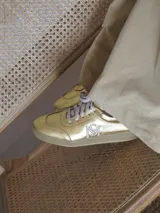 Championes de gamuza en combinación de colores gris, naranja y fucsia, con cordones beige y suela de goma.
