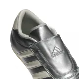 Championes adidas de diseño minimalista inspirado en el taekwondo, color plateado metalizado con las tres bandas características en color blanco y suela de goma fina.