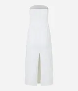 Vestido midi blanco sin breteles, confeccionado en bengalina. Presenta detalle de hebilla plateada en el busto y abertura en la parte trasera.