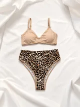 Conjunto de bikini compuesto por un corpiño triangular liso en color beige y una bombacha de tiro alto con estampado animal print de leopardo.
