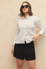 Short negro de tiro medio con textura de nido de abeja.