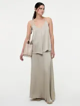 Top de tirantes finos con escote en V, confeccionado en tela satinada con caída fluida.