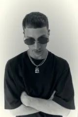 Collar con doble cadena plateada y dije rectangular con diseño geométrico.