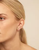 Piercing tipo stud con forma de corazón, fabricado en aleación de metales y bañado en plata.
