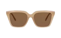 Lentes de sol con armazón de acetato en color beige traslúcido y cristales marrones. Diseño de forma cuadrada con bordes redondeados.