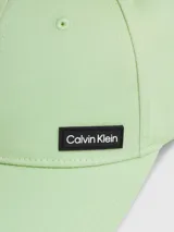 Gorra de sarga color verde menta con visera curva y parche engomado con el logo de Calvin Klein en la parte frontal. Cuenta con cierre ajustable en la parte trasera.