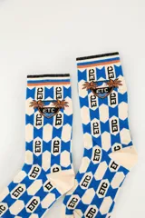 Medias de caña media con estampado geométrico de rombos en tonos azules y blancos, con motivo de palmeras y logo de la marca en la parte superior.