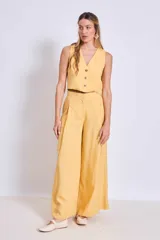 Chaleco amarillo de lino, con escote en V y cierre frontal con botones.