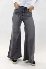 Jean de tiro alto en denim gris oscuro con efecto gastado, corte wide leg muy ancho y bolsillos tradicionales.