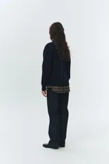 Cardigan de punto azul marino, con cuello en V, botones frontales y puños y ruedo acanalados.