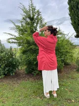 Kimono largo color crema con estampado de lunares marrones, confeccionado en tussor de algodón.