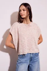 Chaleco de punto color crema con detalles en rosa y celeste, de corte holgado y mangas cortas.