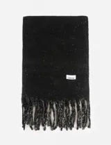 Bufanda de tejido suave color negro con destellos plateados de lurex, terminación con flecos y etiqueta de marca Symphorine.
