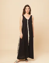 Vestido largo blanco de lino con escote en V y flecos de algodón en los bordes.