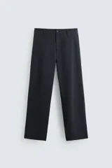 Pantalón de corte regular fit, confeccionado en una mezcla de algodón y lino. Presenta cierre frontal con cremallera y botón, bolsillos laterales y bolsillos traseros con solapa y botón.