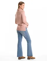 Buzo de tejido fino con lurex color rosa, con cuello volcado texturizado y mangas largas con apliques de brillos en los puños. Presenta un bajo recto con terminación en rib y tajos laterales.