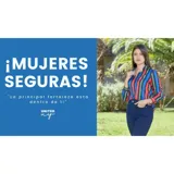 Bikini de dos piezas compuesto por un top amarillo con volados en los hombros y una bombacha de tiro alto con estampado tropical de flores y hojas.