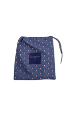 Short de baño con estampado de hojas lineales en tono rosado, cuenta con cintura elástica ajustable mediante cordón, bolsillos laterales y un bolsillo trasero. Incluye suspensor interno y logo bordado.